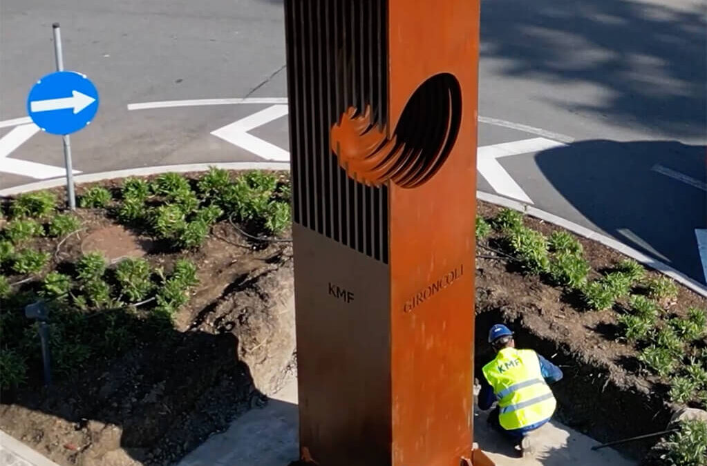 KMF-Lehrlinge und Schüler gestalten Skulptur